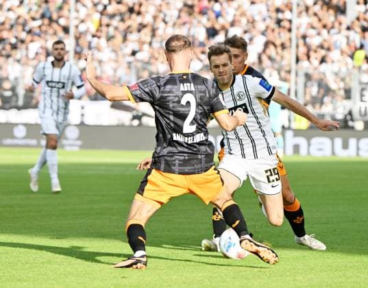 Fussball - 2.Bundesliga - Saison 2025 26 22.08.2025 Ursapharm-Arena SV Elversberg (elv) -1. FC Kaiserslautern (fck) Simon ASTA (1. FC Kaiserslautern), li - Tom ZIMMERSCHIED (SV Elversberg) Fussball - 2. Bundesliga - SV Elversberg