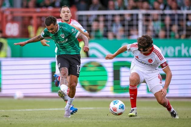 22.08.2025, Fußball, Preußen Münster - 1. FC Nürnberg, 2. Fußball Bundesliga, Preußenstadion, Saison 2025 2026: Torschuss Tor zum 1:0 durch Torschütze Oliver Batista Meier (Preussen Muenster 17) im Zweikampf gegen gegen Fabio Gruber (1FC Nuernberg 04) DFB regulations prohibit any use of photographs as image sequences and or quasi-video. Nordrhein-Westfalen Deutschland