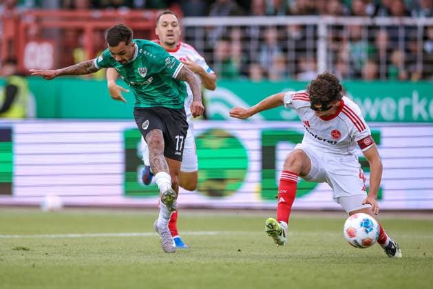 22.08.2025, Fußball, Preußen Münster - 1. FC Nürnberg, 2. Fußball Bundesliga, Preußenstadion, Saison 2025 2026: Torschuss Tor zum 1:0 durch Torschütze Oliver Batista Meier (Preussen Muenster 17) im Zweikampf gegen gegen Fabio Gruber (1FC Nuernberg 04) DFB regulations prohibit any use of photographs as image sequences and or quasi-video. Nordrhein-Westfalen Deutschland