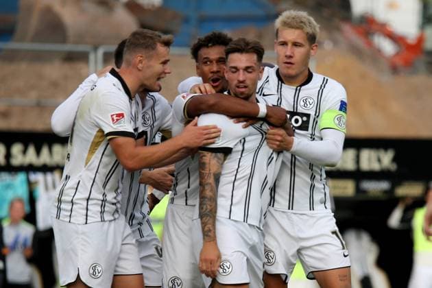 22.08.2025, xmohx, Fussball 2.Bundesliga, SV Elversberg - 1.FC Kaiserslautern v.l. Torjubel nach dem Tor zum celebrating the goal celebrate 1:0 durch Luca Schnellbacher (SV Elversberg) (DFL DFB REGULATIONS PROHIBIT ANY USE OF PHOTOGRAPHS as IMAGE SEQUENCES and or QUASI-VIDEO) Elversberg