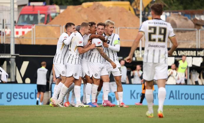 22.08.2025, Fussball, Herren, 2. Bundesliga, Saison 2025 2026, SV 07 Elversberg - 1. FC Kaiserslautern, Torjubel der SV 07 Elversberg nach dem Tor zum 1:0 durch Luca Schnellbacher (SV 07 Elversberg) Elversberg Ursapharm-Arena an der Kaiserlinde Saarland Deutschland (DE)