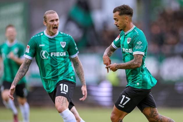 22.08.2025, Fußball, Preußen Münster - 1. FC Nürnberg, 2. Fußball Bundesliga, Preußenstadion, Saison 2025 2026: Torjubel nach dem Tor zum 1:0 durch Torschütze Oliver Batista Meier (Preussen Muenster 17) zusammen mit Marvin Schulz (Preussen Muenster 10) DFB regulations prohibit any use of photographs as image sequences and or quasi-video. Nordrhein-Westfalen Deutschland