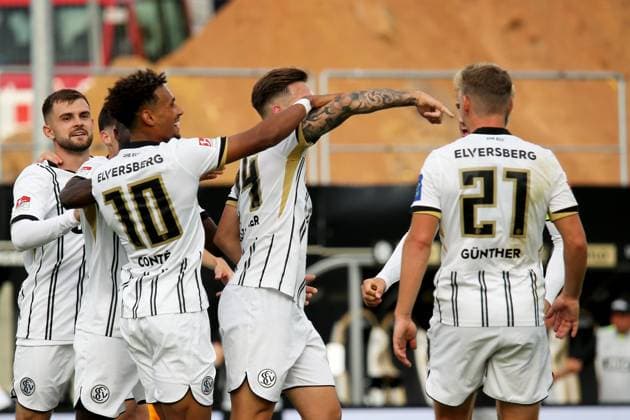 22.08.2025, xmohx, Fussball 2.Bundesliga, SV Elversberg - 1.FC Kaiserslautern v.l. Torjubel nach dem Tor zum celebrating the goal celebrate 1:0 durch Luca Schnellbacher (SV Elversberg) (DFL DFB REGULATIONS PROHIBIT ANY USE OF PHOTOGRAPHS as IMAGE SEQUENCES and or QUASI-VIDEO) Elversberg