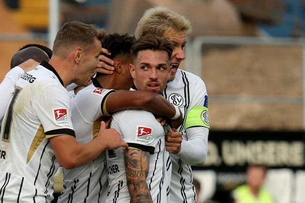 22.08.2025, xmohx, Fussball 2.Bundesliga, SV Elversberg - 1.FC Kaiserslautern v.l. Torjubel nach dem Tor zum celebrating the goal celebrate 1:0 durch Luca Schnellbacher (SV Elversberg) (DFL DFB REGULATIONS PROHIBIT ANY USE OF PHOTOGRAPHS as IMAGE SEQUENCES and or QUASI-VIDEO) Elversberg