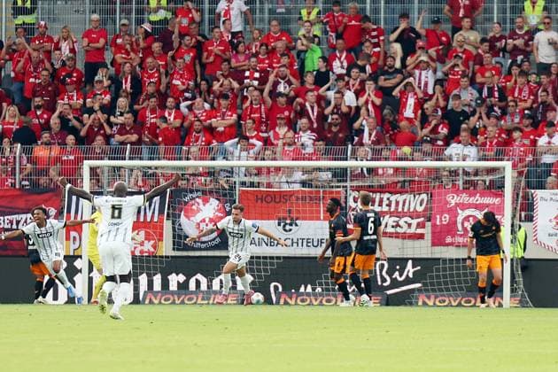 22.08.2025, xrekx, Fussball 2.Bundesliga, SV Elversberg - 1.FC Kaiserslautern v.l. Torjubel nach dem Tor zum 1:0 celebrating the goal celebrate durch Luca Schnellbacher (SV 07 Elversberg) (DFL DFB REGULATIONS PROHIBIT ANY USE OF PHOTOGRAPHS as IMAGE SEQUENCES and or QUASI-VIDEO) Elversberg