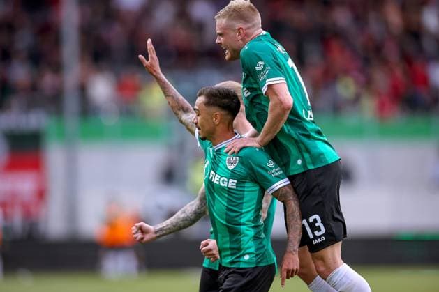 22.08.2025, Fußball, Preußen Münster - 1. FC Nürnberg, 2. Fußball Bundesliga, Preußenstadion, Saison 2025 2026: Torjubel nach dem Tor zum 1:0 durch Torschütze Oliver Batista Meier (Preussen Muenster 17) zusammen mit Lars Lokotsch (Preussen Muenster 13) DFB regulations prohibit any use of photographs as image sequences and or quasi-video. Nordrhein-Westfalen Deutschland