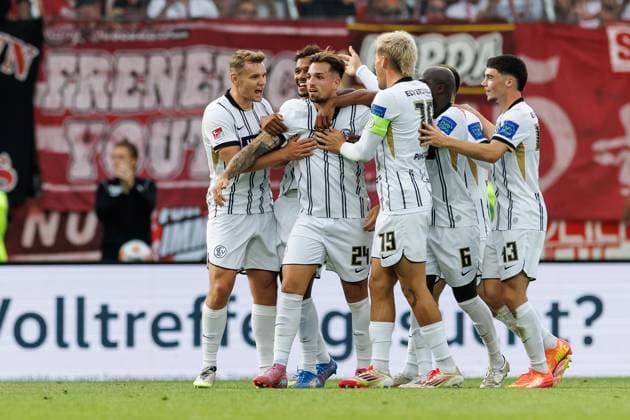 Luca Schnellbacher (SV 07 Elversberg) bejubelt den Treffer zum 1:0 mit Lasse Guenther (SV 07 Elversberg), Bambase Conte (SV 07 Elversberg), Lukas Pinckert (SV 07 Elversberg), Amara Conde (SV 07 Elversberg), Felix Keidel (SV 07 Elversberg), SV Elversberg vs 1.FC Kaiserslautern, Fussball, 2. Bundesliga, 3. Spieltag, Saison 2025 2026, 22.08.2025 DFB regulations prohibit any use of photographs as image sequences and or quasi-video. SV Elversberg vs 1.FC Kaiserslautern, Fussball, 2. Bundesliga, 3. Spieltag, Saison 2025 2026, 22.08.2025