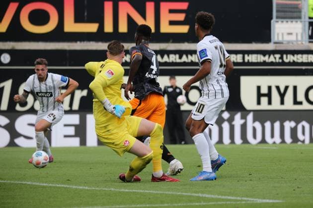 22.08.2025, xmohx, Fussball 2.Bundesliga, SV Elversberg - 1.FC Kaiserslautern v.l. Luca Schnellbacher (SV Elversberg) Torschuetze, erzielt das Tor, Treffer, scores the goal 1:0 Julian Krahl (1. FC Kaiserslautern) Maxwell Gyamfi (1. FC Kaiserslautern) Bambase Conte (SV Elversberg) (DFL DFB REGULATIONS PROHIBIT ANY USE OF PHOTOGRAPHS as IMAGE SEQUENCES and or QUASI-VIDEO) Elversberg