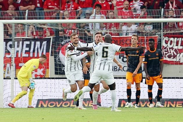 22.08.2025, xrekx, Fussball 2.Bundesliga, SV Elversberg - 1.FC Kaiserslautern v.l. Torjubel nach dem Tor zum 1:0 celebrating the goal celebrate durch Luca Schnellbacher (SV 07 Elversberg) Julian Krahl (1.FC Kaiserslautern) (DFL DFB REGULATIONS PROHIBIT ANY USE OF PHOTOGRAPHS as IMAGE SEQUENCES and or QUASI-VIDEO) Elversberg