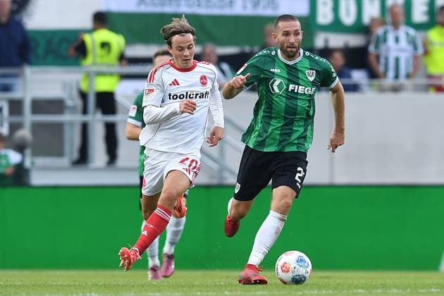 Fußball 2. Bundesliga 3. Spieltag SC Preußen Münster - 1. FC Nürnberg am 22.08.2025 im LVM-Preußenstadion in Münster Caspar Jander ( Nürnberg ), links - Rico Preißinger ( Münster ), rechts DFL regulations prohibit any use of photographs as image sequences and or quasi-video.