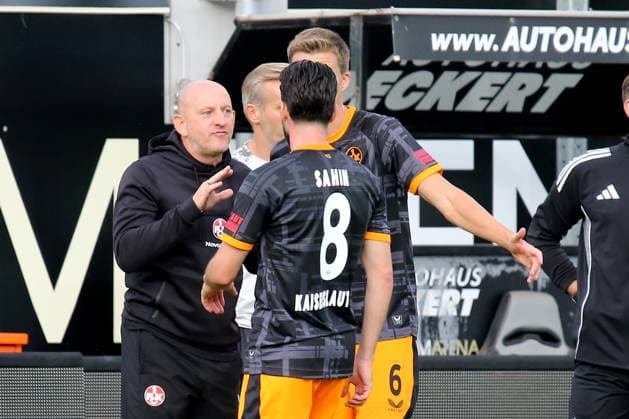 22.08.2025, xmohx, Fussball 2.Bundesliga, SV Elversberg - 1.FC Kaiserslautern v.l. Trainer Torsten Lieberknecht (1. FC Kaiserslautern) Semih Sahin (1. FC Kaiserslautern) Semih Sahin (1. FC Kaiserslautern) (DFL DFB REGULATIONS PROHIBIT ANY USE OF PHOTOGRAPHS as IMAGE SEQUENCES and or QUASI-VIDEO) Elversberg