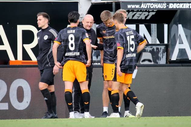 22.08.2025, xmohx, Fussball 2.Bundesliga, SV Elversberg - 1.FC Kaiserslautern v.l. Trainer Torsten Lieberknecht (1. FC Kaiserslautern) Semih Sahin (1. FC Kaiserslautern) Fabian Kunze (1. FC Kaiserslautern) Naatan Mikael Skyttä (1. FC Kaiserslautern) (DFL DFB REGULATIONS PROHIBIT ANY USE OF PHOTOGRAPHS as IMAGE SEQUENCES and or QUASI-VIDEO) Elversberg