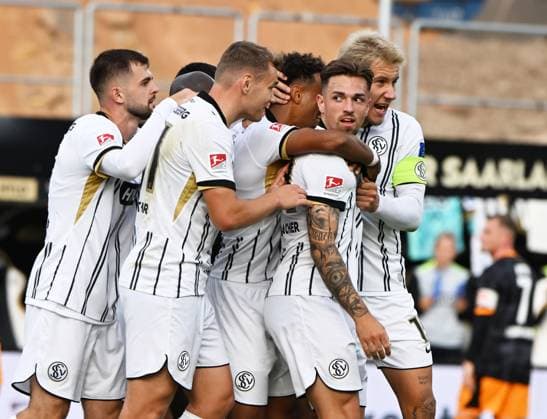 Fussball - 2.Bundesliga - Saison 2025 26 22.08.2025 Ursapharm-Arena SV Elversberg (elv) -1. FC Kaiserslautern (fck) Torschütze zum 1:0: Luca SCHNELLBACHER (SV Elversberg)2.v.re. Fussball - 2. Bundesliga - SV Elversberg