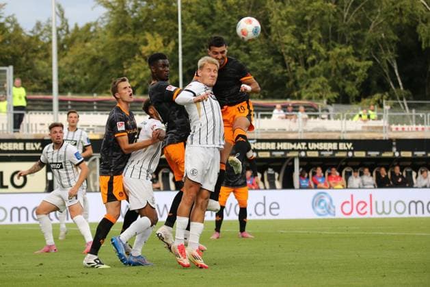 22.08.2025, xmohx, Fussball 2.Bundesliga, SV Elversberg - 1.FC Kaiserslautern v.l. Lukas Pinckert (SV Elversberg) Mehir Emreli (1. FC Kaiserslautern) Zweikampf, Aktion, action, battle for the ball (DFL DFB REGULATIONS PROHIBIT ANY USE OF PHOTOGRAPHS as IMAGE SEQUENCES and or QUASI-VIDEO) Elversberg