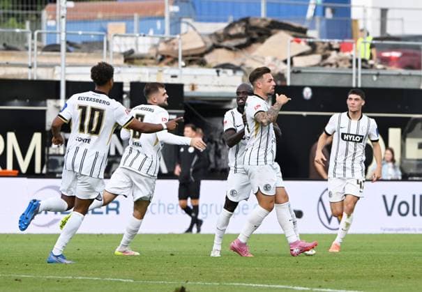 Fussball - 2.Bundesliga - Saison 2025 26 22.08.2025 Ursapharm-Arena SV Elversberg (elv) -1. FC Kaiserslautern (fck) Jubel nach dem 1:0: v.li: Bambase CONTE (SV Elversberg), Lukasz POREBA (SV Elversberg), Torschütze Luca SCHNELLBACHER (SV Elversberg), Felix KEIDEL (SV Elversberg) Fussball - 2. Bundesliga - SV Elversberg