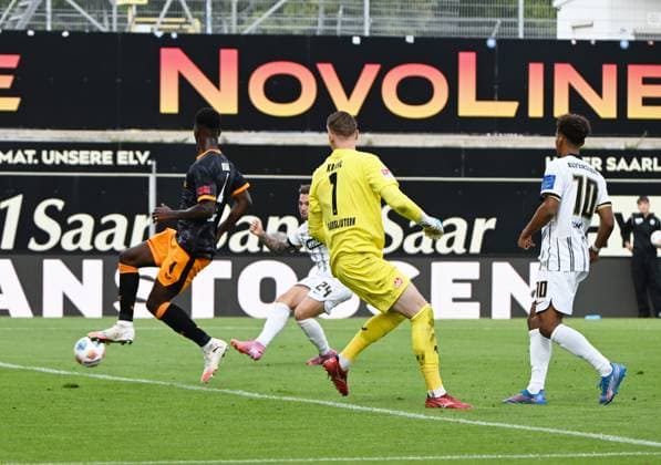 Fussball - 2.Bundesliga - Saison 2025 26 22.08.2025 Ursapharm-Arena SV Elversberg (elv) -1. FC Kaiserslautern (fck) Luca SCHNELLBACHER (SV Elversberg), 2. v.li. erzielt das 1:0li: mMaxwell GYAMFI (1. FC Kaiserslautern), re: Torwart Julian KRAHL (1. FC Kaiserslautern) Fussball - 2. Bundesliga - SV Elversberg