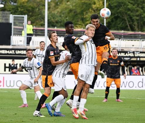 Fussball - 2.Bundesliga - Saison 2025 26 22.08.2025 Ursapharm-Arena SV Elversberg (elv) -1. FC Kaiserslautern (fck) Kampf im FVK-Strafraum:Mahir EMRELI (1. FC Kaiserslautern), re, Lukas PINKERT (SV Elversberg), mi, Maxwell GYAMFI (1. FC Kaiserslautern) Fussball - 2. Bundesliga - SV Elversberg