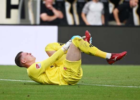 Fussball - 2.Bundesliga - Saison 2025 26 22.08.2025 Ursapharm-Arena SV Elversberg (elv) -1. FC Kaiserslautern (fck) Schmerzhaft ist es für Torwart Julian KRAHL (1. FC Kaiserslautern) Fussball - 2. Bundesliga - SV Elversberg
