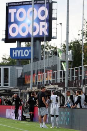 22.08.2025, xrekx, Fussball 2.Bundesliga, SV Elversberg - 1.FC Kaiserslautern v.l. Anzeigetafel, Videowall, Scoreboard, Info, Werbung Tor, Vincent Wagner Trainer (SV 07 Elversberg) Amara CondÃ (SV 07 Elversberg) (DFL DFB REGULATIONS PROHIBIT ANY USE OF PHOTOGRAPHS as IMAGE SEQUENCES and or QUASI-VIDEO) Elversberg