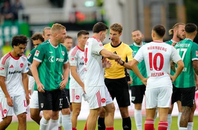 Schiedsrichter Jarno Wienefeld im Gespraech mit Luka Lochoshvili (1. FC Nuernberg). GER, SC Preussen Muenster vs. 1. FC Nuernberg 2. Bundesliga, 3. Spieltag, Saison 2025 2026, 22.08.2025 DFL REGULATIONS PROHIBIT ANY USE OF PHOTOGRAPHS AS IMAGE SEQUENCES AND OR QUASI-VIDEO GER, SC Preussen Muenster vs. 1. FC Nuernberg, 2. Bundesliga, 3. Spieltag, Saison 2025 2026, 22.08.2025 Braunschweig
