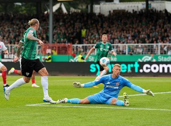 Marvin Schulz (SC Preussen Muenster) trifft zum 2:0 gegen Torwart Jan Reichert (1. FC Nuernberg). GER, SC Preussen Muenster vs. 1. FC Nuernberg 2. Bundesliga, 3. Spieltag, Saison 2025 2026, 22.08.2025 DFL REGULATIONS PROHIBIT ANY USE OF PHOTOGRAPHS AS IMAGE SEQUENCES AND OR QUASI-VIDEO GER, SC Preussen Muenster vs. 1. FC Nuernberg, 2. Bundesliga, 3. Spieltag, Saison 2025 2026, 22.08.2025 Braunschweig