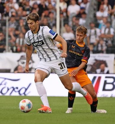 22.08.2025, Fussball, Herren, 2. Bundesliga, Saison 2025 2026, SV 07 Elversberg - 1. FC Kaiserslautern, Maximilian Rohr (SV 07 Elversberg) Naatan Skyttä (1. FC Kaiserslautern) Elversberg Ursapharm-Arena an der Kaiserlinde Saarland Deutschland (DE)