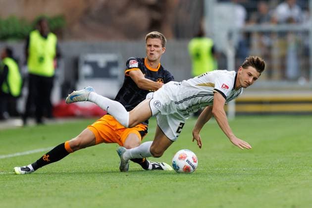 Lukas Petkov (SV 07 Elversberg) im Zweikampf mit Fabian Kunze (1.FC Kaiserslautern)), SV Elversberg vs 1.FC Kaiserslautern, Fussball, 2. Bundesliga, 3. Spieltag, Saison 2025 2026, 22.08.2025 DFB regulations prohibit any use of photographs as image sequences and or quasi-video. SV Elversberg vs 1.FC Kaiserslautern, Fussball, 2. Bundesliga, 3. Spieltag, Saison 2025 2026, 22.08.2025
