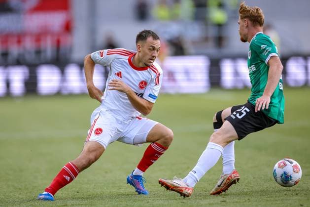 22.08.2025, Fußball, Preußen Münster - 1. FC Nürnberg, 2. Fußball Bundesliga, Preußenstadion, Saison 2025 2026: Julian Justvan (1FC Nuernberg 10) im Zweikampf gegen Luca Bolay (Preussen Muenster 25) DFB regulations prohibit any use of photographs as image sequences and or quasi-video. Nordrhein-Westfalen Deutschland