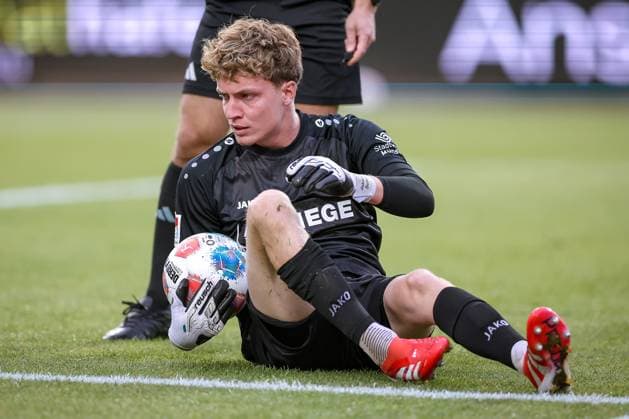 22.08.2025, Fußball, Preußen Münster - 1. FC Nürnberg, 2. Fußball Bundesliga, Preußenstadion, Saison 2025 2026: Torwart Johannes Schenk (Preussen Muenster 01) liegt auf dem Spielfeld DFB regulations prohibit any use of photographs as image sequences and or quasi-video. Nordrhein-Westfalen Deutschland