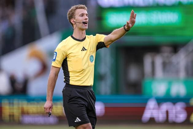 22.08.2025, Fußball, Preußen Münster - 1. FC Nürnberg, 2. Fußball Bundesliga, Preußenstadion, Saison 2025 2026: Schiedsrichter Jarno Wienefeld Gestik Gestikulierend DFB regulations prohibit any use of photographs as image sequences and or quasi-video. Nordrhein-Westfalen Deutschland