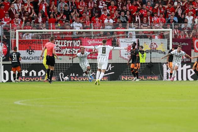 22.08.2025, xmohx, Fussball 2.Bundesliga, SV Elversberg - 1.FC Kaiserslautern v.l. Torjubel nach dem Tor zum celebrating the goal celebrate 1:0 durch Luca Schnellbacher (SV Elversberg) (DFL DFB REGULATIONS PROHIBIT ANY USE OF PHOTOGRAPHS as IMAGE SEQUENCES and or QUASI-VIDEO) Elversberg