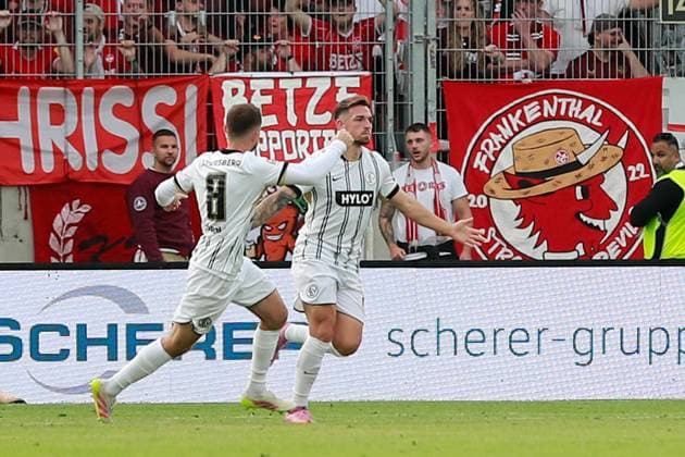 22.08.2025, xmohx, Fussball 2.Bundesliga, SV Elversberg - 1.FC Kaiserslautern v.l. Torjubel nach dem Tor zum celebrating the goal celebrate 1:0 durch Luca Schnellbacher (SV Elversberg) (DFL DFB REGULATIONS PROHIBIT ANY USE OF PHOTOGRAPHS as IMAGE SEQUENCES and or QUASI-VIDEO) Elversberg