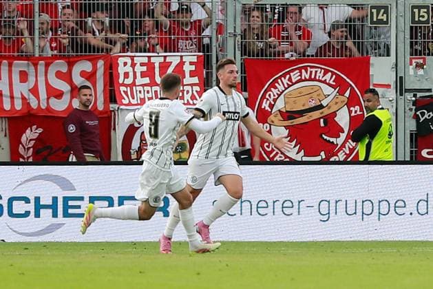 22.08.2025, xmohx, Fussball 2.Bundesliga, SV Elversberg - 1.FC Kaiserslautern v.l. Torjubel nach dem Tor zum celebrating the goal celebrate 1:0 durch Luca Schnellbacher (SV Elversberg) (DFL DFB REGULATIONS PROHIBIT ANY USE OF PHOTOGRAPHS as IMAGE SEQUENCES and or QUASI-VIDEO) Elversberg