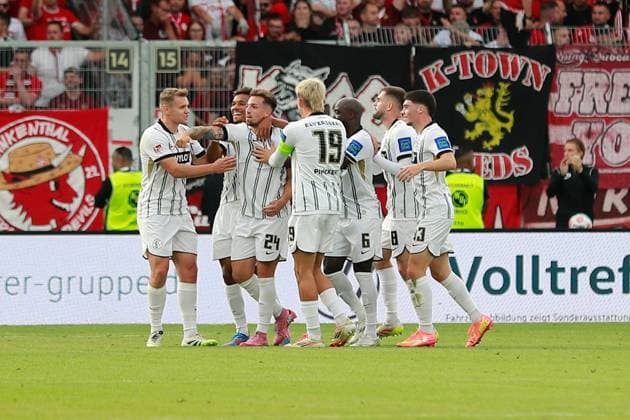 22.08.2025, xmohx, Fussball 2.Bundesliga, SV Elversberg - 1.FC Kaiserslautern v.l. Torjubel nach dem Tor zum celebrating the goal celebrate 1:0 durch Luca Schnellbacher (SV Elversberg) (DFL DFB REGULATIONS PROHIBIT ANY USE OF PHOTOGRAPHS as IMAGE SEQUENCES and or QUASI-VIDEO) Elversberg