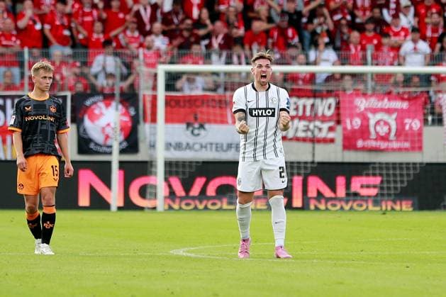 22.08.2025, xmohx, Fussball 2.Bundesliga, SV Elversberg - 1.FC Kaiserslautern v.l. Torjubel nach dem Tor zum celebrating the goal celebrate 1:0 durch Luca Schnellbacher (SV Elversberg) (DFL DFB REGULATIONS PROHIBIT ANY USE OF PHOTOGRAPHS as IMAGE SEQUENCES and or QUASI-VIDEO) Elversberg