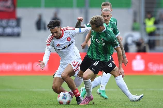 Fußball 2. Bundesliga 3. Spieltag SC Preußen Münster - 1. FC Nürnberg am 22.08.2025 im LVM-Preußenstadion in Münster Berkay Yilmaz ( Nürnberg ), links - Joshua Mees ( Münster ), rechts DFL regulations prohibit any use of photographs as image sequences and or quasi-video.