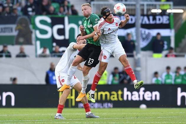 Fußball 2. Bundesliga 3. Spieltag SC Preußen Münster - 1. FC Nürnberg am 22.08.2025 im LVM-Preußenstadion in Münster Lars Lokotsch ( Münster ), links - Fabio Gruber ( Nürnberg ), rechts DFL regulations prohibit any use of photographs as image sequences and or quasi-video.