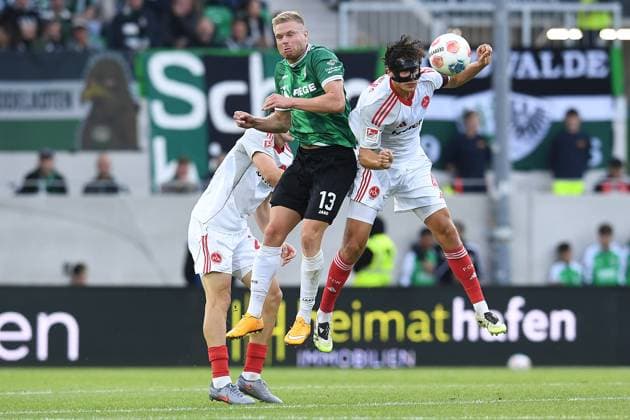 Fußball 2. Bundesliga 3. Spieltag SC Preußen Münster - 1. FC Nürnberg am 22.08.2025 im LVM-Preußenstadion in Münster Lars Lokotsch ( Münster ), links - Fabio Gruber ( Nürnberg ), rechts DFL regulations prohibit any use of photographs as image sequences and or quasi-video.