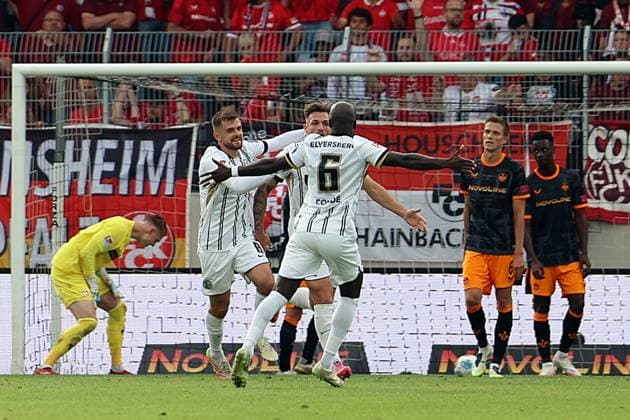 22.08.2025, xrekx, Fussball 2.Bundesliga, SV Elversberg - 1.FC Kaiserslautern v.l. Torjubel nach dem Tor zum 1:0 celebrating the goal celebrate durch Luca Schnellbacher (SV 07 Elversberg) Julian Krahl (1.FC Kaiserslautern) Julian Krahl (1.FC Kaiserslautern) Fabian Kunze (1.FC Kaiserslautern) Maxwell Gyamfi (1.FC Kaiserslautern) enttaeuscht, enttäuscht, schaut enttaeuscht, traurig, frustriert, niedergeschlagen, disappointed, sad, frustrated (DFL DFB REGULATIONS PROHIBIT ANY USE OF PHOTOGRAPHS as IMAGE SEQUENCES and or QUASI-VIDEO) Elversberg