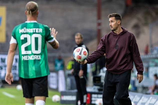 2. Fußball Bundesliga: SC Preußen Münster - 1.FC Nürnberg; 22.08.2025 Miroslav Klose (1.FC Nürnberg, Cheftrainer) mit dem Ball, Jorrit Hendrix (SC Preußen Münster, 20). 2. Fußball Bundesliga: SC Preußen Münster - 1.FC Nürnberg; LVM Preußenstadion, Münster; 22.08.2025 DFL regulations prohibit any use of photographs as image sequences and or quasi video.