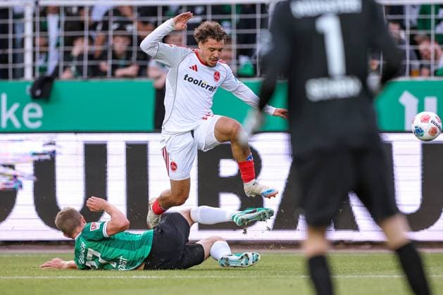 22.08.2025, Fußball, Preußen Münster - 1. FC Nürnberg, 2. Fußball Bundesliga, Preußenstadion, Saison 2025 2026: Rafael Lubach (1FC Nuernberg 18) im Zweikampf gegen Jano ter Horst (Preussen Muenster 27) DFB regulations prohibit any use of photographs as image sequences and or quasi-video. Nordrhein-Westfalen Deutschland