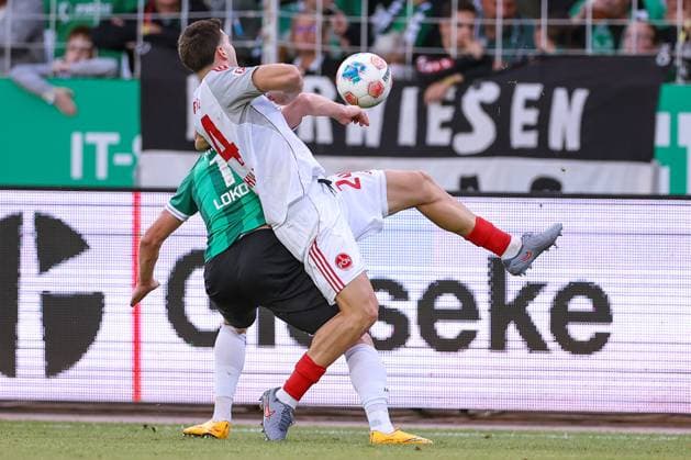 22.08.2025, Fußball, Preußen Münster - 1. FC Nürnberg, 2. Fußball Bundesliga, Preußenstadion, Saison 2025 2026: Lars Lokotsch (Preussen Muenster 13) im Zweikampf gegen Luka Lochoshvili (1FC Nuernberg 24) DFB regulations prohibit any use of photographs as image sequences and or quasi-video. Nordrhein-Westfalen Deutschland