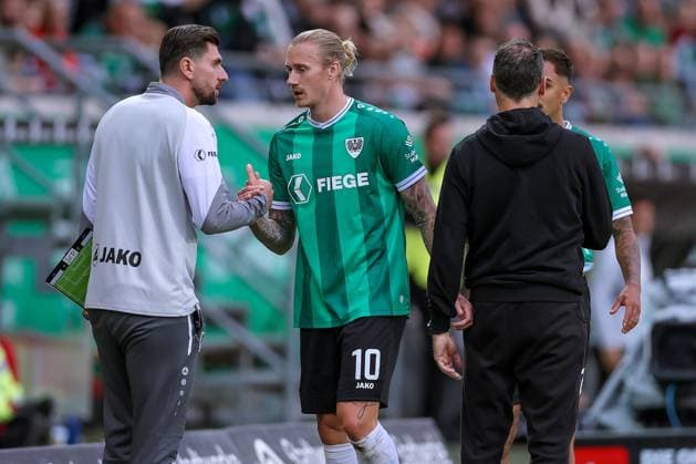 22.08.2025, Fußball, Preußen Münster - 1. FC Nürnberg, 2. Fußball Bundesliga, Preußenstadion, Saison 2025 2026: Cheftrainer Alexander Ende (Preussen Muenster hc) am Spielfeldrand neben dem Ausgewechselten Marvin Schulz (Preussen Muenster 10) DFB regulations prohibit any use of photographs as image sequences and or quasi-video. Nordrhein-Westfalen Deutschland
