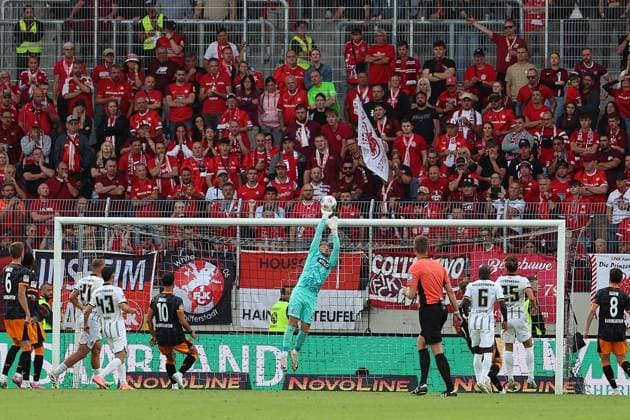 22.08.2025, xrekx, Fussball 2.Bundesliga, SV Elversberg - 1.FC Kaiserslautern v.l. Parade Nicolas Kristof (SV 07 Elversberg) (DFL DFB REGULATIONS PROHIBIT ANY USE OF PHOTOGRAPHS as IMAGE SEQUENCES and or QUASI-VIDEO) Elversberg