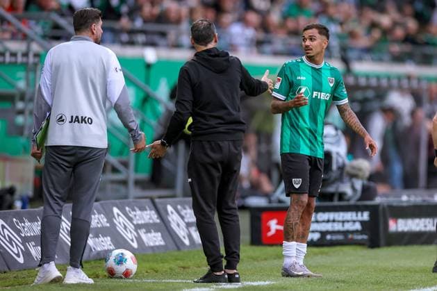 22.08.2025, Fußball, Preußen Münster - 1. FC Nürnberg, 2. Fußball Bundesliga, Preußenstadion, Saison 2025 2026: Cheftrainer Alexander Ende (Preussen Muenster hc) gestikulierend zum Auswechslungsassistent nach der Auswechslung von Oliver Batista Meier (Preussen Muenster 17) am Spielfeldrand DFB regulations prohibit any use of photographs as image sequences and or quasi-video. Nordrhein-Westfalen Deutschland
