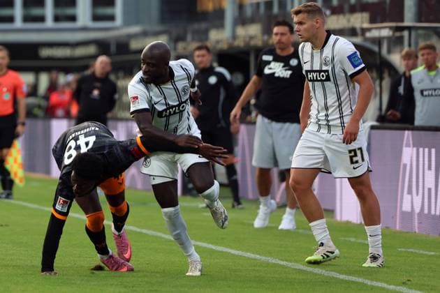 22.08.2025, xrekx, Fussball 2.Bundesliga, SV Elversberg - 1.FC Kaiserslautern v.l. Faride Alidou (1.FC Kaiserslautern) Amara CondÃ (SV 07 Elversberg) Vincent Wagner Trainer (SV 07 Elversberg) Lasse Günther Guenter (SV 07 Elversberg) (DFL DFB REGULATIONS PROHIBIT ANY USE OF PHOTOGRAPHS as IMAGE SEQUENCES and or QUASI-VIDEO) Elversberg