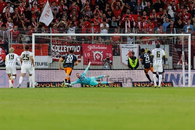 Richmond Tachie (1.FC Kaiserslautern) trifft per Elfmeter zum 1:1 gegen Frank Lehmann (SV 07 Elversberg), SV Elversberg vs 1.FC Kaiserslautern, Fussball, 2. Bundesliga, 3. Spieltag, Saison 2025 2026, 22.08.2025 DFB regulations prohibit any use of photographs as image sequences and or quasi-video. SV Elversberg vs 1.FC Kaiserslautern, Fussball, 2. Bundesliga, 3. Spieltag, Saison 2025 2026, 22.08.2025