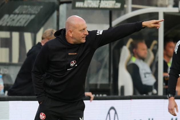 22.08.2025, xmohx, Fussball 2.Bundesliga, SV Elversberg - 1.FC Kaiserslautern v.l. Trainer Torsten Lieberknecht (1. FC Kaiserslautern) gibt Anweisungen, gestikuliert, mit den Armen gestikulieren gives instructions, gesticulate (DFL DFB REGULATIONS PROHIBIT ANY USE OF PHOTOGRAPHS as IMAGE SEQUENCES and or QUASI-VIDEO) Elversberg