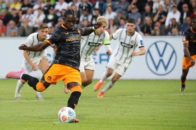 22.08.2025, xmohx, Fussball 2.Bundesliga, SV Elversberg - 1.FC Kaiserslautern v.l. Richmond Tachie (1. FC Kaiserslautern) Torschuetze, erzielt das Tor, Treffer, scores the goal 1:1 Elfmeter (DFL DFB REGULATIONS PROHIBIT ANY USE OF PHOTOGRAPHS as IMAGE SEQUENCES and or QUASI-VIDEO) Elversberg