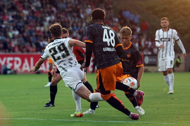 22.08.2025, xrekx, Fussball 2.Bundesliga, SV Elversberg - 1.FC Kaiserslautern v.l. Tom Zimmerschied (SV 07 Elversberg) Schiedsrichter Referee Dr. Florian Exner Faride Alidou (1.FC Kaiserslautern) Naatan Skyttä Skyttae (1.FC Kaiserslautern) kein Foul (DFL DFB REGULATIONS PROHIBIT ANY USE OF PHOTOGRAPHS as IMAGE SEQUENCES and or QUASI-VIDEO) Elversberg